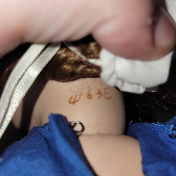 Ashton Drake Amish Blessings Rebeccah doll, includes 'quilt' - Picture 11 of 12